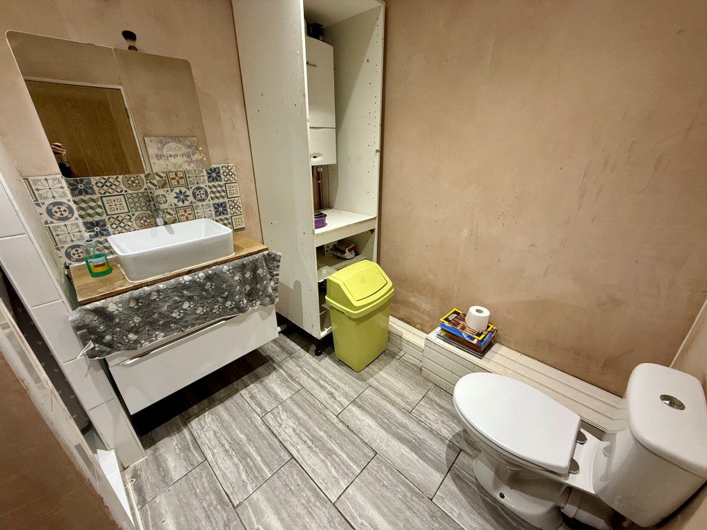 Lot: 23 - FIVE-BEDROOM HOUSE FOR IMPROVEMENT - Downstairs shower room with W.C.